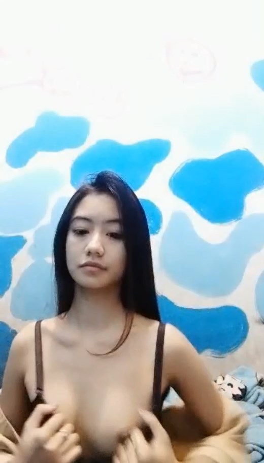 Poppy pamerin toket-nya