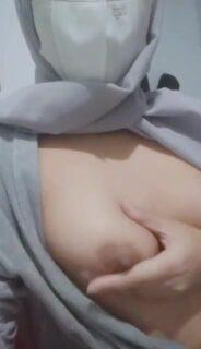 Ukhti Jilbab Cakep Pap TT remas uting mendesah