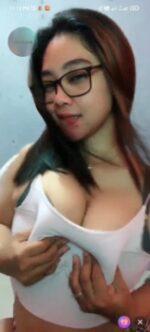 Marsha remas payudara sambil desah enak