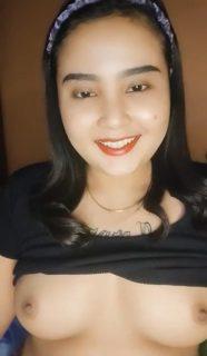 Rara pamerin nenen gunung kembar