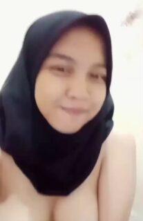 remaja lepas jilbab lalu colmek becek