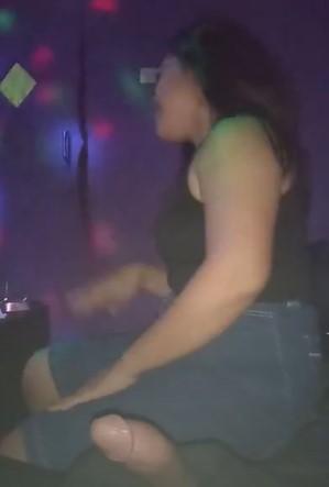 Pemandu karaoke nyepong kntl tamu