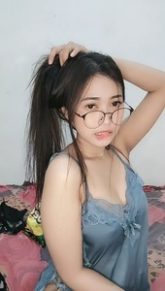 Mesya Seksi pamer belahan dada