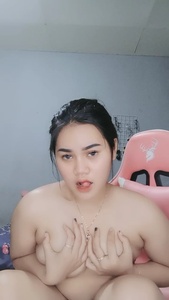 Rifarda Remas Toket gede Rebahan Enak