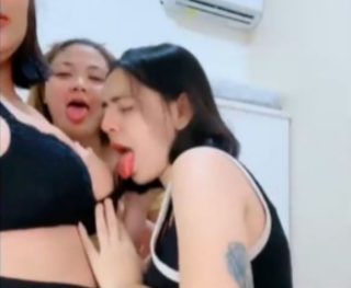 Jilat Uting Sesama Host di Mango Live